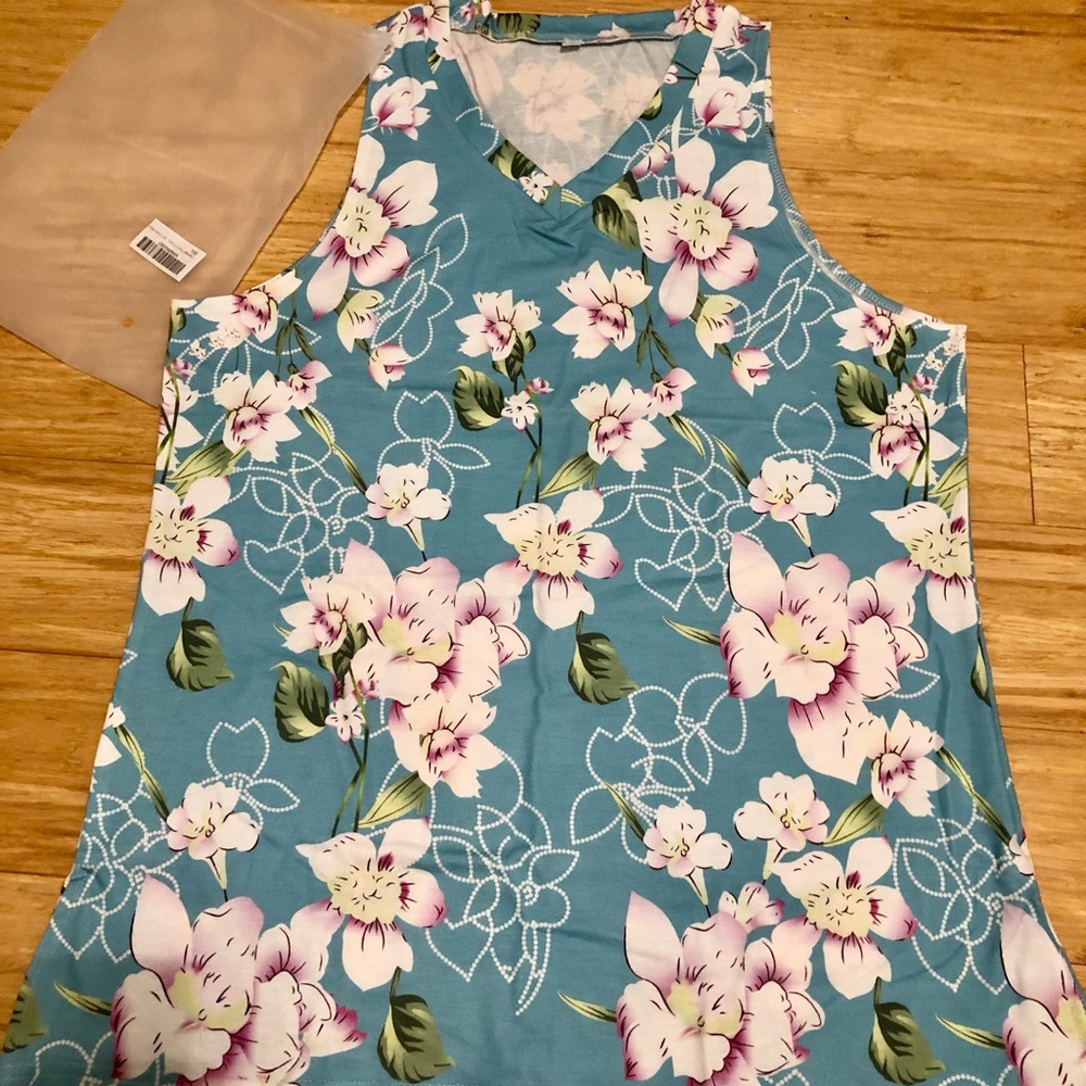 3/$15 💸NWT Tank (L)